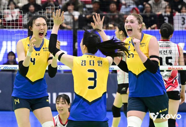 현대건설 양효진, 김다인, 카리(왼쪽부터)가 16일 수원체육관서 벌어진 현대건설과 홈경기서 3-0 승리로 3연패를 마감한 뒤 승리를 자축하고 있다. 사진제공│KOVO