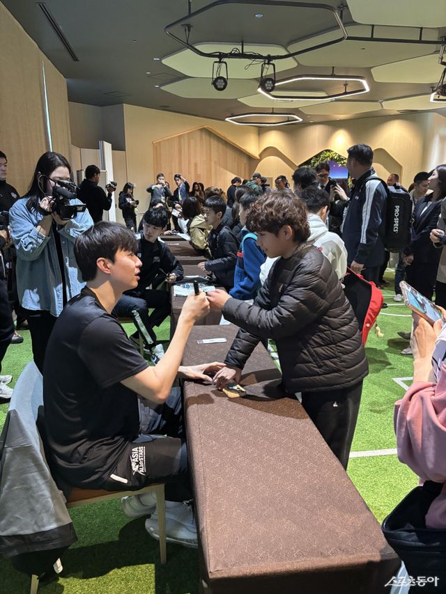 이현중(왼쪽)이 16일 일본 나가사키 스타디움시티 호텔에서 진행된 B리그 올스타 팬 행사에 참석해 한국에서 온 유소년 선수와 하이파이브 하며 이야기를 나누고 있다. 나가사키｜최용석 기자