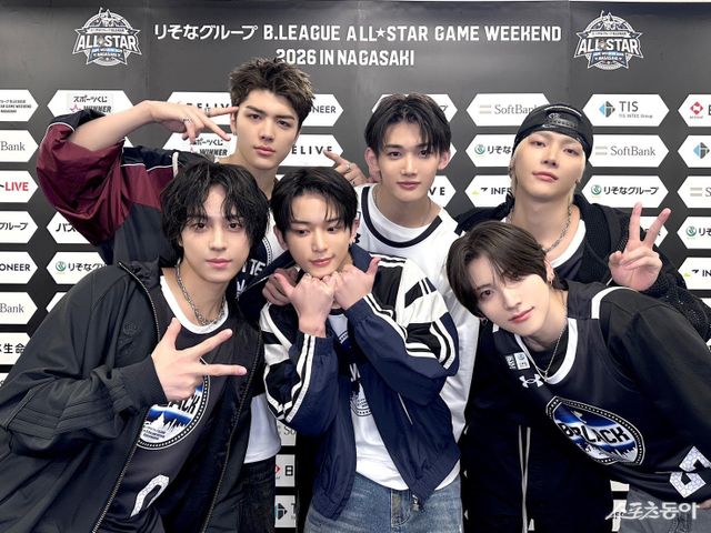 그룹 앤팀(&TEAM) 멤버들이 17일 일본 나가사키 해피니스 스타디움에서 진행된 B리그 올스타 위크앤드 2026에 참석해 기념촬영하고 있다. 사진제공｜YX LABELS
