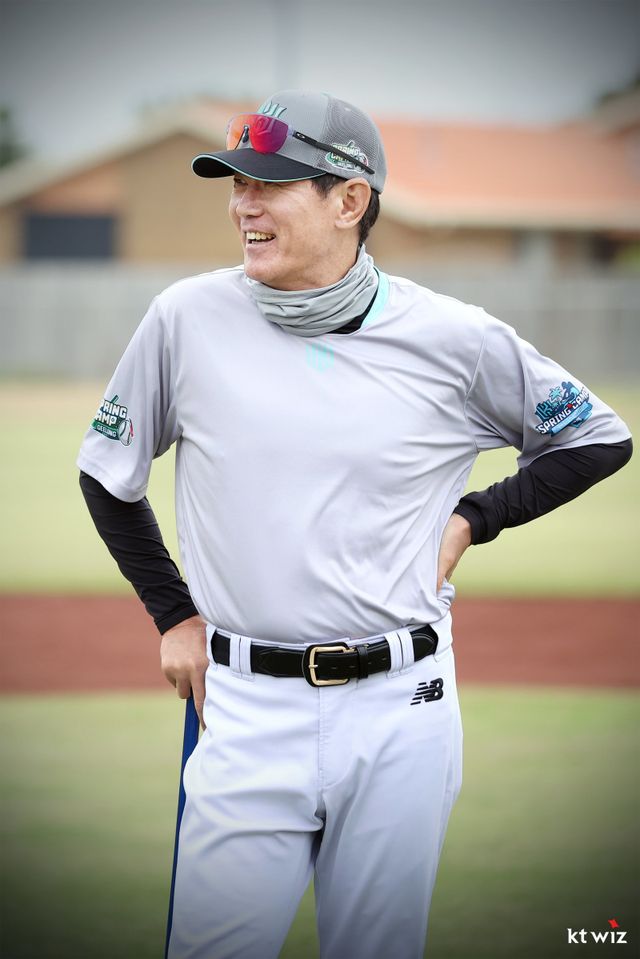 KT가 스프링캠프 명단에 새 얼굴을 대거 포함했다. 이강철 KT 감독이 지난해 호주 질롱에서 열린 캠프 도중 훈련을 지켜보고 있다. 사진제공｜ KT 위즈