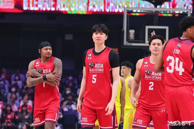 B리그 아시아 올스타팀 이현중(가운데)이&nbsp;16일 일본 나가사키 해피니스 아레나에서 열린 아시아 크로스 토너먼트 경기에 참가하고 있다.&nbsp;사진제공｜B리그