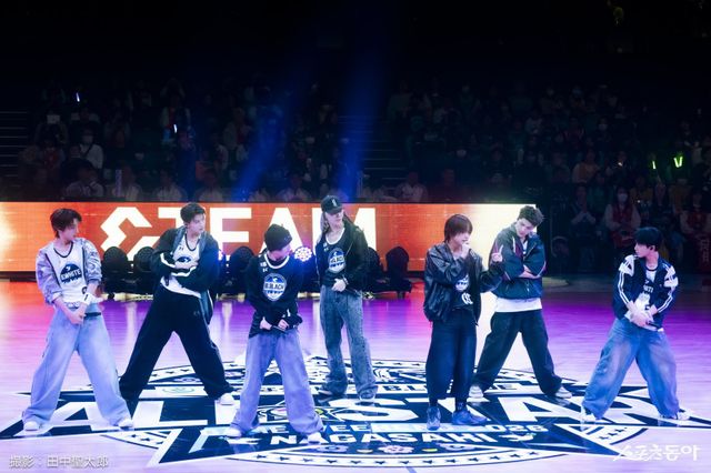 그룹 앤팀(&TEAM) 멤버들이 17일 일본 나가사키 해피니스 스타디움에서 진행된 B리그 올스타 위크앤드 2026에 공연을 하고 있다. 사진제공｜B리그
