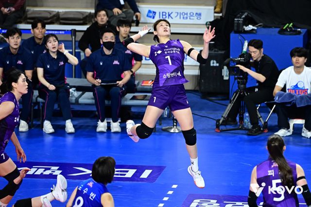 흥국생명 김다은(가운데)이 18일 화성종합체육관서 열린 IBK기업은행과 원정경기서 스파이크를 날리고 있다. 사진제공│KOVO