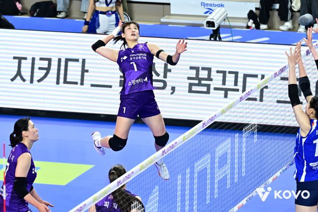 흥국생명 김다은(가운데)이 18일 화성종합체육관서 열린 IBK기업은행과 원정경기서 스파이크를 날리고 있다. 사진제공│KOVO
