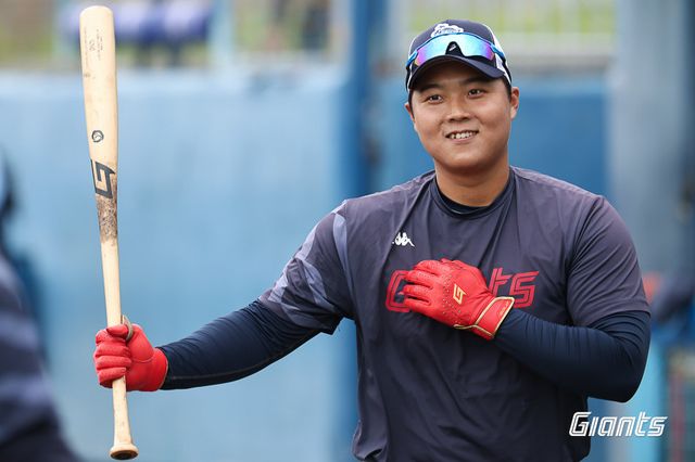 롯데 한동희가 2024년 2월 괌에서 열린 스프링캠프 도중 타격 훈련을 소화하고 있다. 사진제공｜롯데 자이언츠