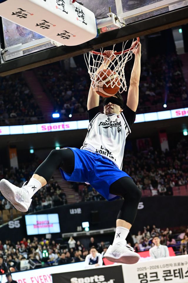 조준희가 18일 잠실체육관서 열린 ‘2025~2026 LG전자 프로농구 올스타전’ 스포츠일러스트레이티드(SI) 덩크 콘테스트 결선에서 안대로 눈을 가린 채 덩크슛을 성공하고 있다. 사진제공｜KBL