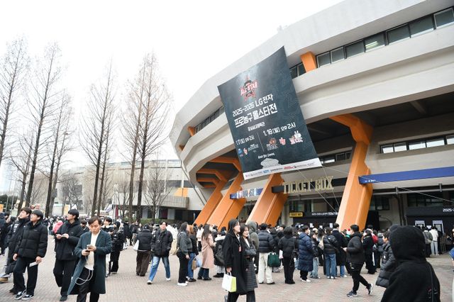 18일 잠실체육관서 ‘2025~2026 LG전자 프로농구 올스타전’이 열렸다. 입장을 기다리는 팬들과 입장권을 구매하려는 농구 팬들이 경기 시작 약 두 시간 전부터 길게 줄을 선 모습. 사진제공｜KBL