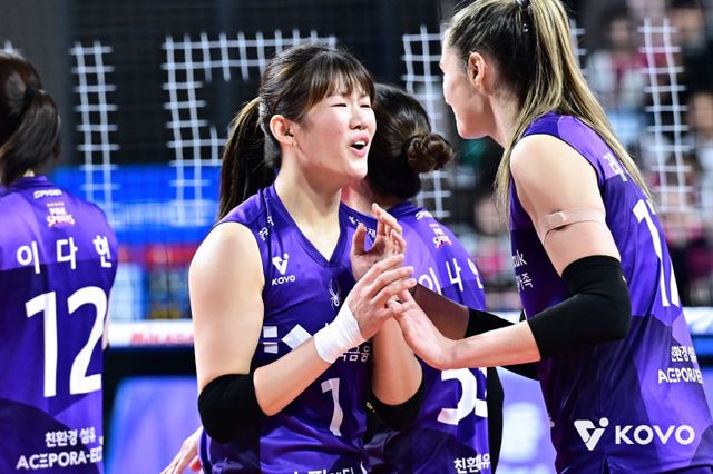 흥국생명 김다은(가운데)이 18일 화성종합체육관서 열린 IBK기업은행과 원정경기서 득점한 뒤 팀동료 레베카(오른쪽)와 기뻐하고 있다. 사진제공│KOVO