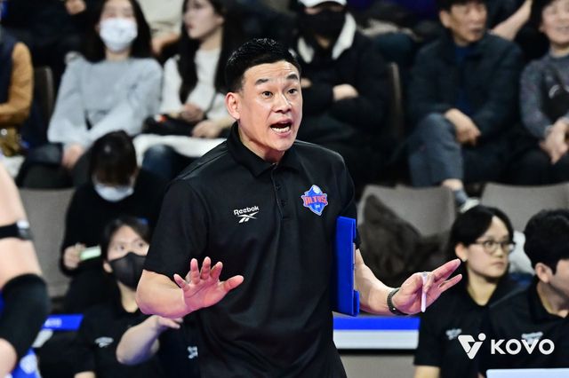 여오현 IBK기업은행 감독대행은 18일 화성종합체육관서 열린 흥국생명과 홈경기서 2-3으로 패해 5연승을 마감한 뒤 선수들에게 다시 웃으면서 훈련하자고 얘기했다. 사진제공│KOVO