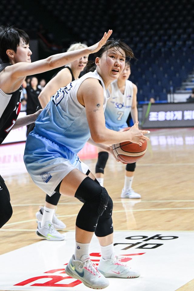 신한은행 미마 루이(오른쪽)가 18일 부산에서 열린 BNK 썸과 원정경기서 상대 수비를 피해 슛을 하고 있다. 그는 36점·11리바운드로 활약하며 9연패 탈출에 앞장섰다. 사진제공｜WKBL