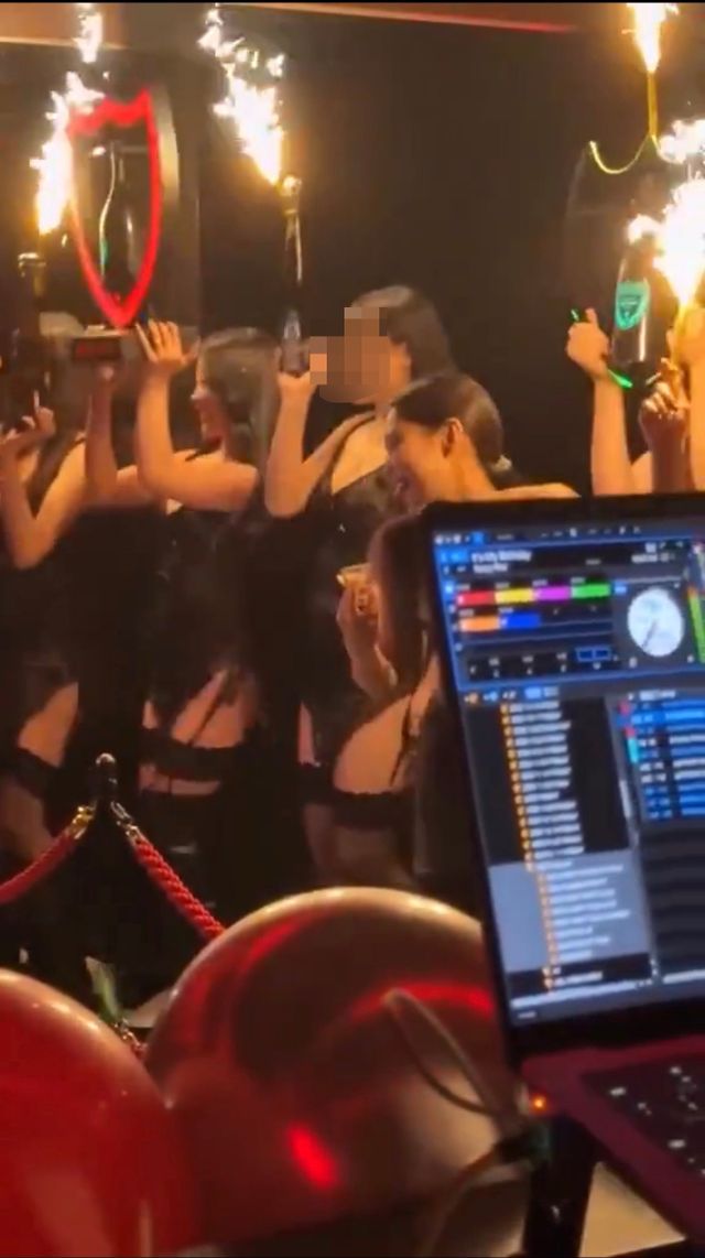 블랙핑크 제니가 일본의 한 클럽에서 가졌다는 서른 살 생일파티 영상이 온라인에서 갑론을박을 낳고 있다. 사진|SNS 캡처