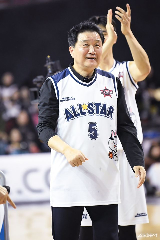 유도훈 감독이 18일 잠실체육관서 열린 ‘2025~2026 LG 전자 프로농구 올스타전’에서 감독들의 3점슛 콘테스트와 출전해 슛을 던진 후 환하게 웃고 있다. 사진제공｜KBL