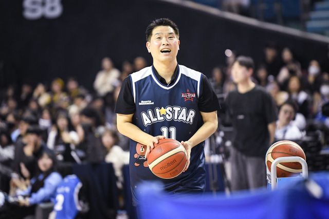 조상현 감독이 18일 잠실체육관서 열린 ‘2025~2026 LG 전자 프로농구 올스타전’에서 감독들의 3점슛 콘테스트와 출전해 슛을 준비하는 모습. 사진제공｜KBL