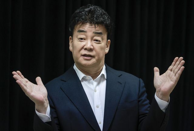 [서울=뉴시스] 정병혁 기자 = 백종원 더본코리아 대표가 28일 서울 서초구의 한 회의공간에서 열린 더본코리아 주주총회에서 취재진의 질문에 답하고 있다. 2025.03.28. jhope@newsis.com