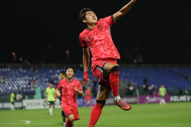 U-23 대표팀 백가온(15번)이 18일(한국시간) 사우디 제다에서 열린 호주와 U-23 아시안컵 8강전서 전반전 선제골을 뽑은 뒤 환호하고 있다. 사진제공｜대한축구협회