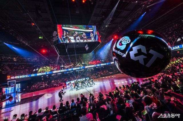 그룹 앤팀(&TEAM) 멤버들이 17일 일본 나가사키 해피니스 스타디움에서 진행된 B리그 올스타 위크앤드 2026에 공연하고 있다. 사진제공｜B리그