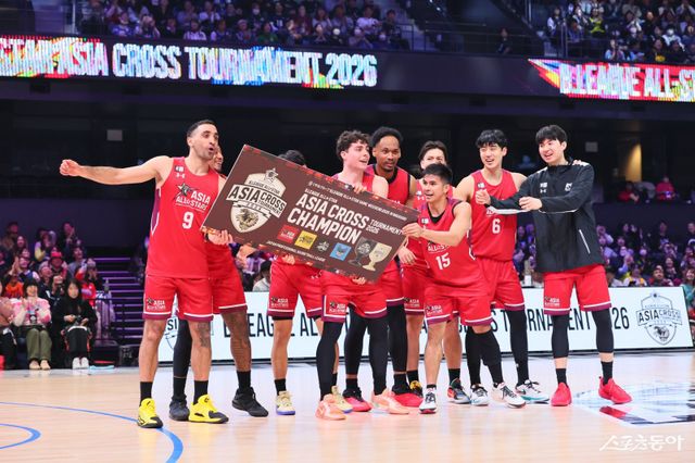 B리그 아시아 올스타팀 선수들이&nbsp;16일 일본 나가사키 해피니스 아레나에서 열린 아시아 크로스 토너먼트에서 우승을 차지한 뒤 세리머니를 펼치고 있다. 사진제공｜B리그