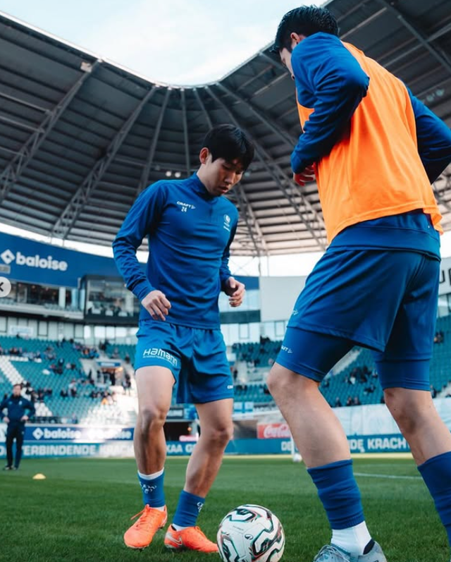 홍현석(뒤)은 18일(한국시간) 벨기에 플래닛 그룹 아레나서 열린 안더레흐트와 홈경기서 선발출전해 팀의 4-2 역전승에 힘을 보탰다. 사진출처│헨트 인스타그램