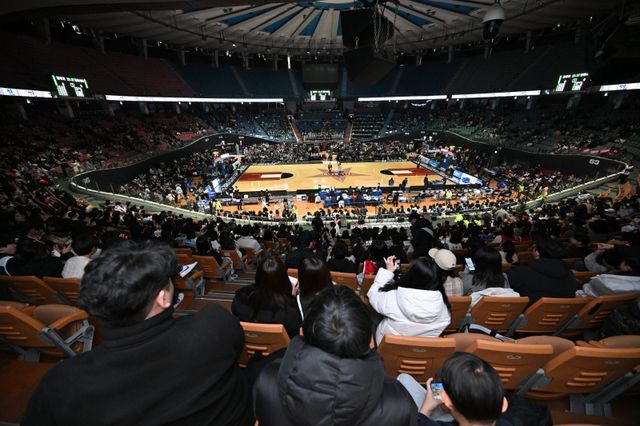 ‘2025~2026 LG전자 프로농구 올스타전’이 열린 18일 잠실체육관이 농구팬들로 가득 찼다. 잠실체육관은 잠실종합운동장 일대 개발로 인해 올해를 끝으로 철거될 예정이다. 잠실체육관의 마지막 올스타전을 즐기기 위해 8649명의 팬들이 현장을 직접 찾았다. 사진제공｜KBL