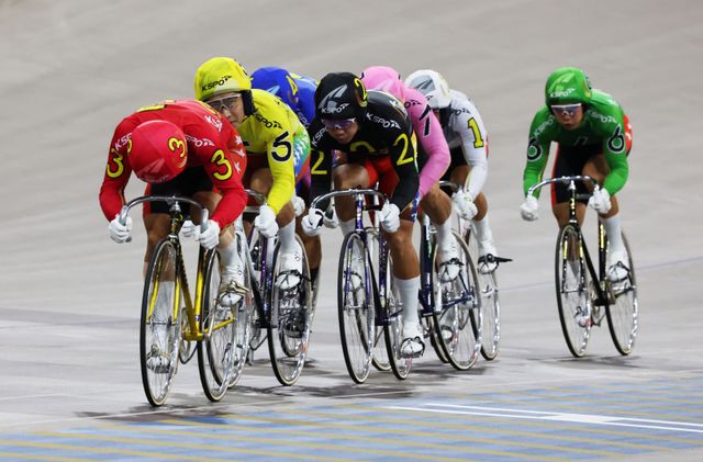 올해 데뷔한 30기 신인들이 시즌 초반 강력한 파워를 자랑하면서 2026년 경륜이 새해 벽두부터 뜨겁게 달아오르고 있다. 광명스피드돔에서 치열한 경쟁을 펼치고 있는 선수들. 사진제공 | 국민체육진흥공단