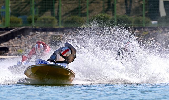 미사경정장에서 출전 선수들이 턴마크를 하며&nbsp;경합을 펼치고 있다.
