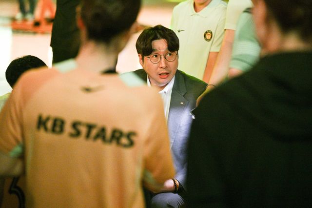 KB스타즈는 19일 청주에서 열린 삼성생명과 원정경기에서 61-74로 패했다. 김완수 감독(가운데)은 원팀으로 움직이지 못한 선수들을 질책했다. 사진제공｜WKBL