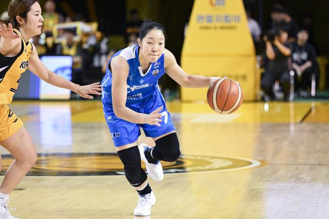 이민지(오른쪽)는 경기당 20분을 뛰며 효율적인 움직임으로 우리은행의 공격에 활력을 불어넣고 있다. 사진제공｜WKBL