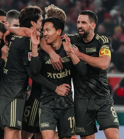 정우영(가운데)이 19일(한국시간) 독일 MHP아레나서 열린 슈투트가르트와 원정경기서 0-1로 뒤진 후반 38분 동점골을 터트린 뒤 동료들과 기뻐하고 있다. 사진출처│우니온 베를린 인스타그램