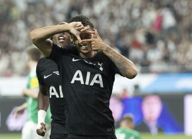 토트넘 브레넌 존슨이 손흥민의 고별전으로 지난해 8월 3일 서울월드컵경기장서 열린 뉴캐슬과 프리시즌 투어 친선전에서 득점한 뒤 손흥민의 ‘찰칵 세리머니’를 하며 떠나는 영웅에게 큰 추억을 선물했다. 그러나 존슨도 불과 6개월 만에 토트넘을 떠나 크리스탈 팰리스로 향했다. 뉴시스