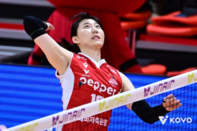 페퍼저축은행 박정아가 9일 흥국생명과 홈경기 도중 스파이크를 하고 있다. 사진제공｜KOVO