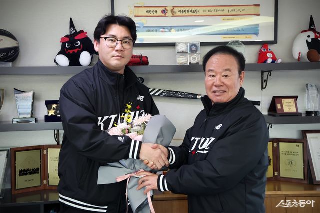 지난 시즌을 끝으로 FA 자격을 얻은 장성우가 원 소속팀 KT와 재계약했다. 사진제공｜KT 위즈