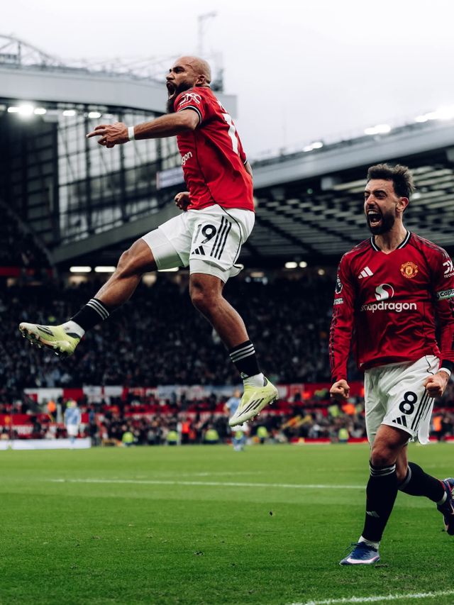 맨유 브라이은 음뵈모가 18일(한국시간) 올드 트래포드서 열린 맨시티와 EPL 홈 라이벌전서 결승골을 터트린 뒤 환호하고 있다. 뒤를 따르며 함성을 지르는 주장 브루노 페르난데스. 사진출처｜맨체스터 유나이티드 페이스북