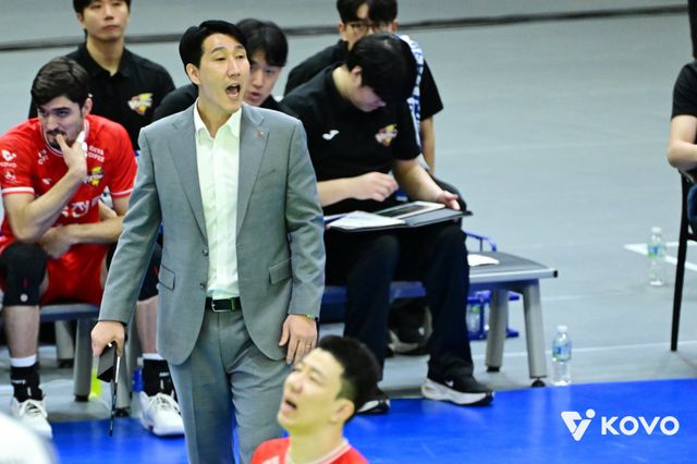 권영민 한국전력 감독이 20일 수원체육관서 열린 대한항공과 V리그 홈경기 도중 선수들을 독려하고 있다. 사진제공｜KOVO
