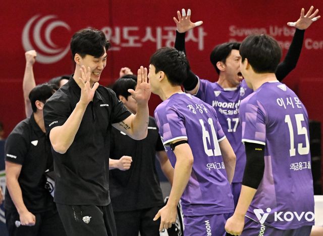 갑작스레 중책을 맡게 된 박철우 우리카드 감독대행(왼쪽)은 팀 사기와 컨디션 관리에 많은 신경을 쓰면서 V리그 지도자로서의 역량을 조금씩 키워가고 있다. 사진제공｜KOVO