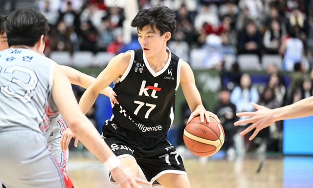 KT 강성욱은 전반기 인상적인 활약을 펼치며 동료가 선정한 KBL 전반기 최고의 신인 가드로 뽑혔다. 사진제공｜KBL&nbsp;