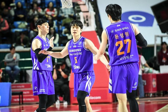 ‘2025~2026 LG전자 프로농구’가 21일부터 후반기를 시작한다. 6강 경쟁과 멀어진 하위권 4팀이 후반기 들어 마지막 반전을 만들 수 있을지 관심이 집중된다. 사진은 삼성 선수단. 사진제공｜KBL