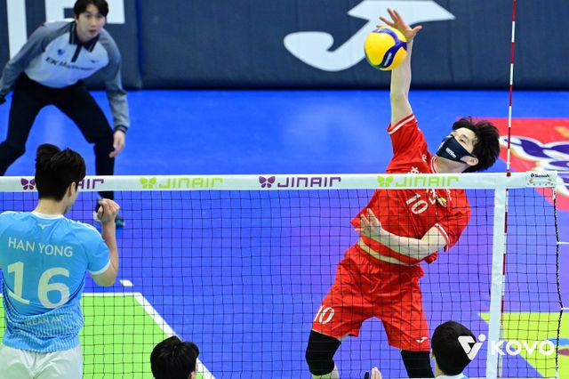 한국전력 김정호(10번)가 20일 수원체육관서 열린 대한항공과 V리그 남자부 홈경기에서 스파이크 공격을 하고 있다. 사진제공｜KOVO