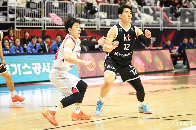정관장 문유현(왼쪽)이 21일 수원KT소닉붐아레나에서 열린 KT전 도중 형 문정현을 수비하고 있다. 사진제공｜KBL