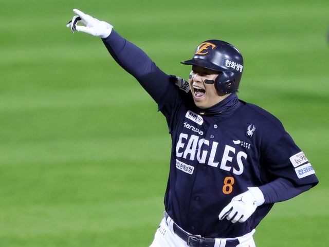 한화가 21일 연봉 재계약 대상장 62명에 대한 계약을 모두 완료했다. 노시환이 2026시즌 연봉 10억 원에 계약하며 팀 내 최고 인상률 203%를 기록했다. 뉴시스