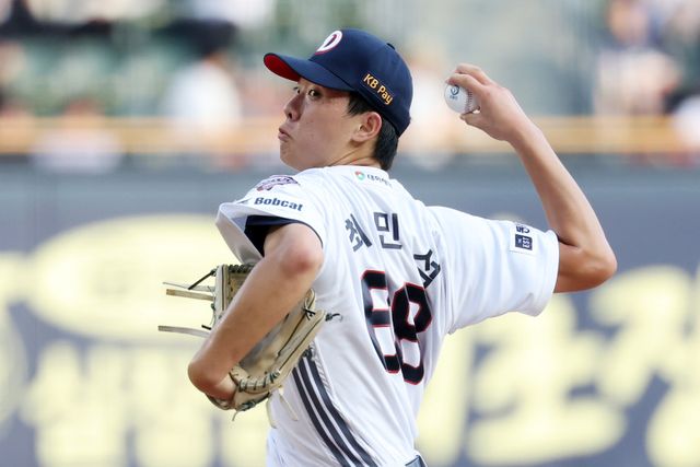 두산 이영하, 최원준, 최승용, 최민석은 올 시즌 선발투수로 활약이 기대되는 자원이다. 이들이 플렉센, 잭로그, 곽빈의 뒤를 든든하게 받쳐준다면 두산은 남부럽지 않은 로테이션을 구축할 수 있다. 두산 최민석. 뉴시스