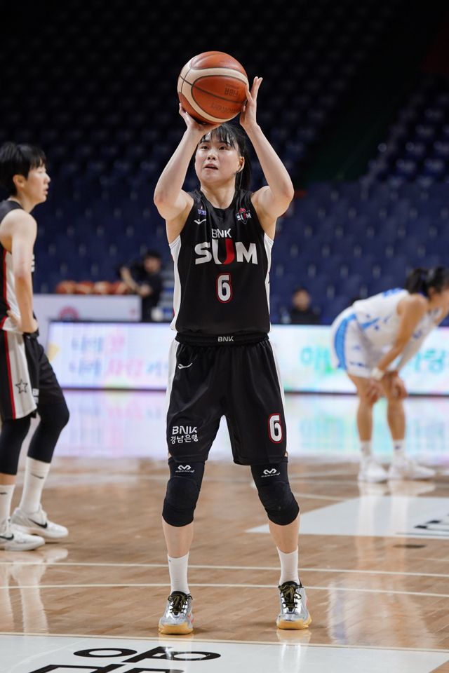 BNK 썸 이소희는 21일 부산에서 열린 우리은행전에서 19점(3점슛 5개)로 활약하며 3위 수성에 힘을 보탰다. 사진제공｜WKBL
