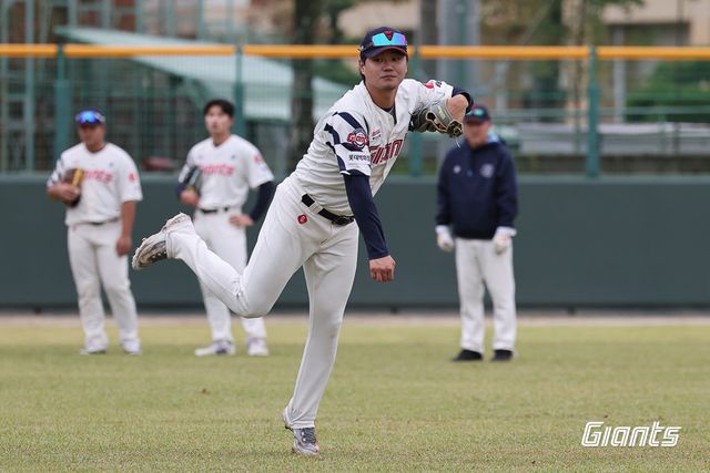 롯데 손호영이 지난해 11월 일본 미야자키에서 열린 수비 강화 캠프 도중 송구 훈련을 소화하고 있다. 사진제공｜롯데 자이언츠