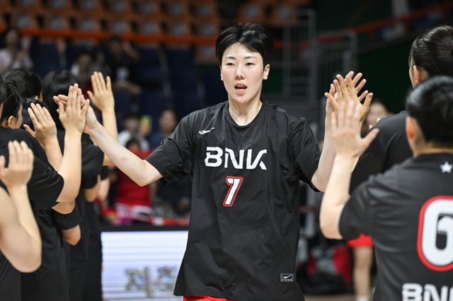 BNK 썸 박혜진은 손가락이 탈구되는 부상에도 끝까지 코트를 떠나지 않으며 3위 수성에 힘을 보탰다. 사진제공｜WKBL