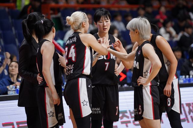 BNK 썸 박혜진(7번)은 손가락이 탈구되는 부상에도 끝까지 코트를 떠나지 않으며 3위 수성에 힘을 보탰다. 사진제공｜WKBL