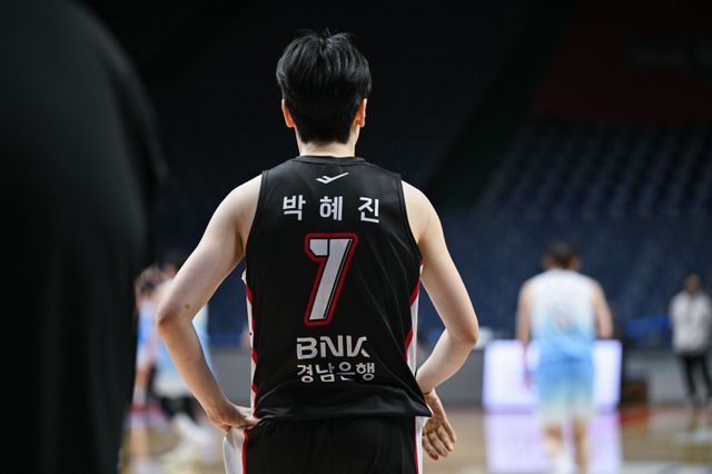 BNK 썸 박혜진은 손가락이 탈구되는 부상에도 끝까지 코트를 떠나지 않으며 3위 수성에 힘을 보탰다. 사진제공｜WKBL