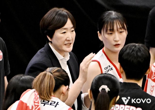 페퍼저축은행 장소연 감독(왼쪽)이 21일 현대건설과 원정경기 도중 선수들에게 작전을 지시하고 있다. 사진제공｜KOVO