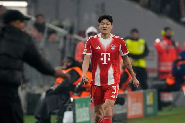 바이에른 뮌헨 김민재가 22일(한국시간) 위니옹 생질루아즈와 홈경기 도중 두 번째 경고를 받아 퇴장당하고 있다. 뮌헨｜AP뉴시스