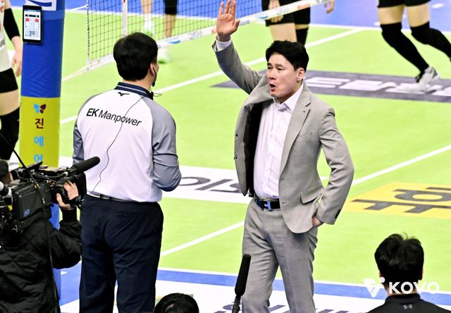 현대건설 강성형 감독(오른쪽)이 21일 페퍼저축은행과 홈경기 4세트 도중 심판에게 항의하고 있다. 사진제공｜KOVO