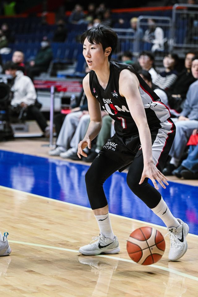 BNK 썸 박혜진은 손가락이 탈구되는 부상에도 끝까지 코트를 떠나지 않으며 3위 수성에 힘을 보탰다. 사진제공｜WKBL