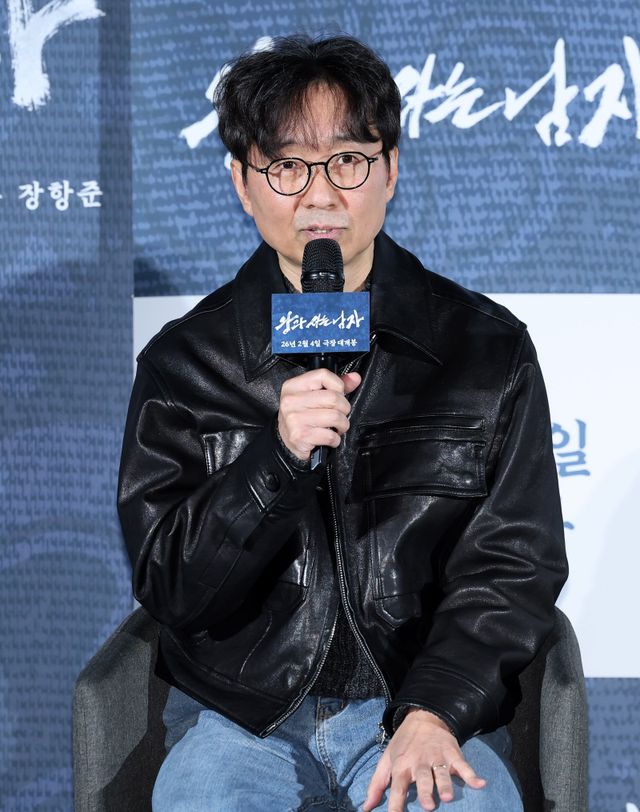 [서울=뉴시스] 김혜진 기자 = 장항준 감독이 19일 오전 서울 용산구 CGV 용산아이파크몰에서 열린 영화 ‘왕과 사는 남자’(감독 장항준) 제작보고회에서 인사말을 하고 있다. 2025.12.19. jini@newsis.com